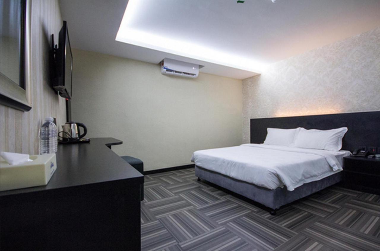 Standard Queen Room
